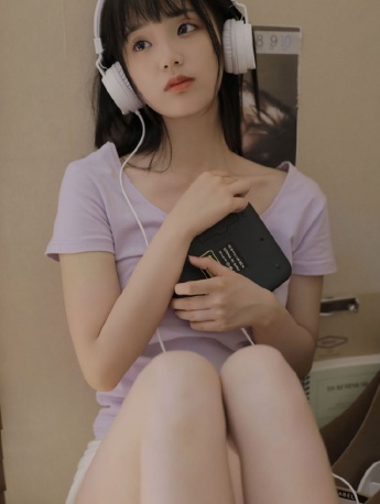 文靜少女居家長腿嫵媚誘惑寫真