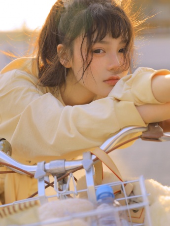 清純美女嫵媚撩人戶外寫真照