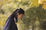 银杏树下的学生妹美女写真图片