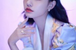 Lin Yun's retro sexy photo in purple printed top