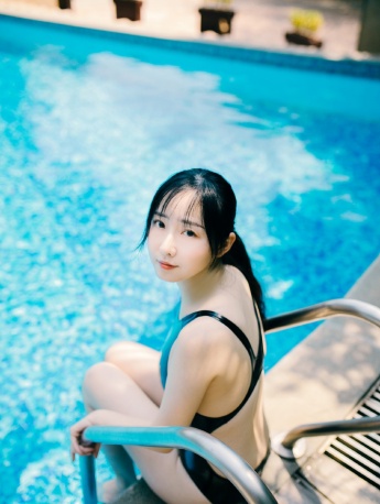 泳池泳衣美女日系風膠卷寫真照