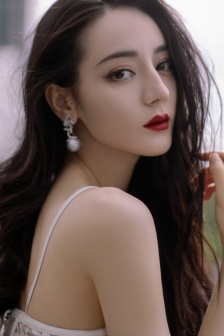 迪丽热巴白色镂空羽毛裙性感写真