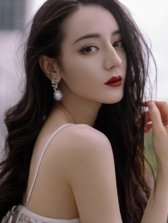 迪麗熱巴白色鏤空羽毛裙性感寫真