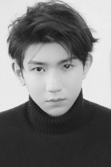 王源休闲运动风帅气写真图片