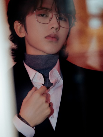 Cai Xukun's handsome gentleman photos