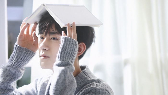 Yi Yang Qianxi's literary and handsome photo desktop wallpaper
