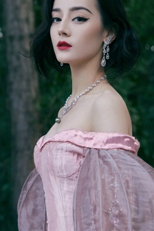 迪麗熱巴拖尾長裙性感寫真手機壁紙