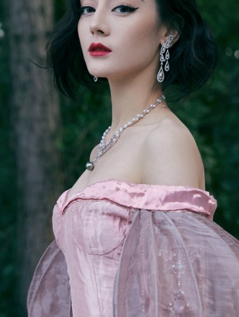 Dilireba sexy photo mobile wallpaper with long tail skirt