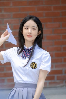 Zhao Liying's sweet and sexy photo in college style pleated skirt