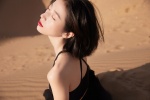 周雨彤热辣红唇性感沙漠写真