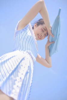度假风海边美女白净性感写真