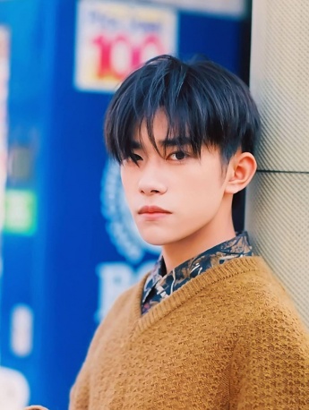 易烊千玺无水印手机壁纸