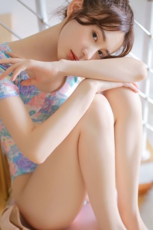 Beautiful girl in dance costume mobile wallpaper pictures