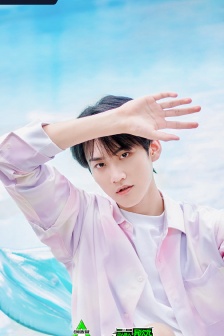 周柯宇帅气图片写真