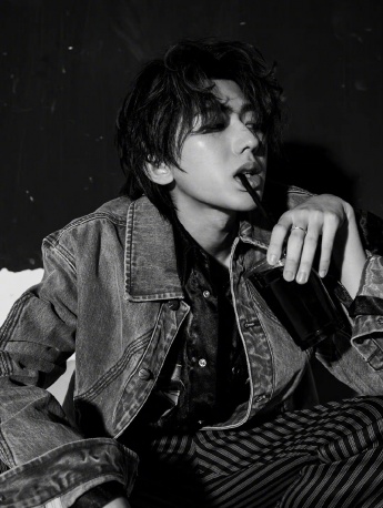 Cai Xukun's handsome black and white striped atmosphere photo pictures