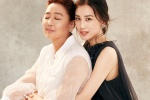 Huang Shengyi takes a warm and charming photo with her mother