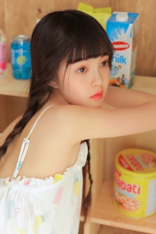 露背吊带睡裙美女撩人诱惑写真