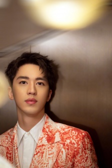 許魏洲印花西服優雅帥氣寫真圖片