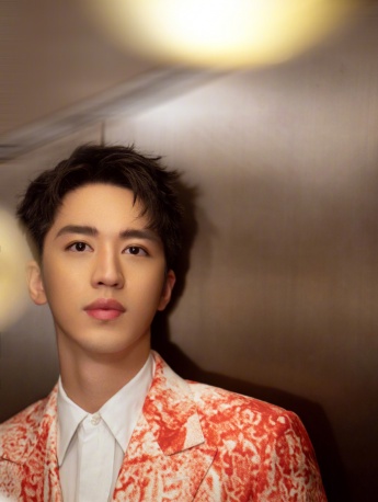 許魏洲印花西服優雅帥氣寫真圖片