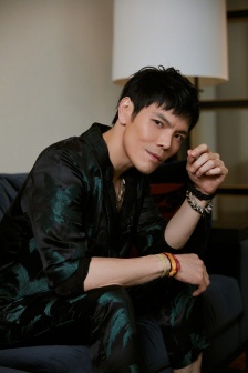 Xiang Zuo's handsome photo in summer palm outfit