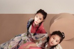Zheng Xiyi mother and daughter warm fashion magazine photo
