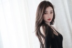 Yu Shuxin's charming and sexy photo in a heart-shaped hollow dress