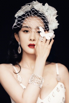 杨幂高开叉长裙低胸吊带写真