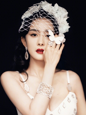 Yang Mi's high-slit long skirt and low-cut suspender photo