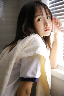 率性清新的美女诱惑性感制服写真
