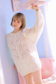 大眼短发美女手机壁纸