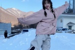 虞书欣甜美雪景照图片