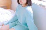 带着耳机的女孩性感撩人白丝美腿写真