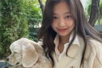 JENNIE白色背心假日造型