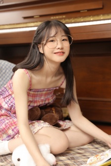 文艺少女吊带裙清纯可人写真照