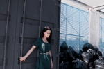 Li Qin's personalized fashion photo in dark green dress