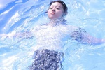 夏日泳池美女清新性感藍主題寫真