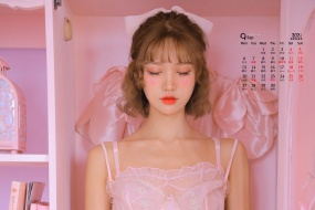 September 2021 Pure Desire Beauty Desktop Calendar Wallpaper