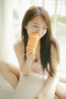 粉色吊带睡衣美女火辣性感写真