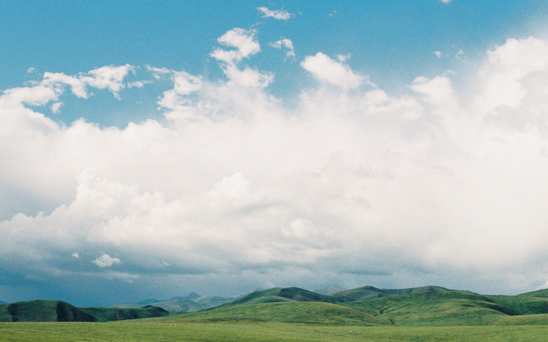Blue sky and white clouds natural scenery pictures desktop wallpaper