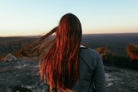 孤單的女子背影圖片桌麵壁紙