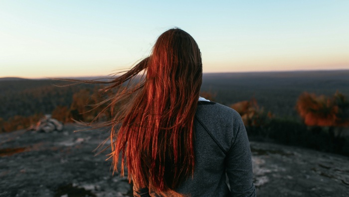 孤單的女子背影圖片桌麵壁紙