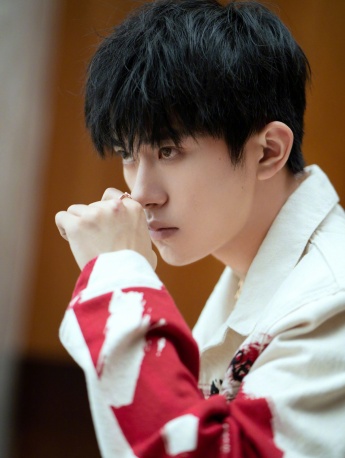 Yi Yangqianxi's energetic and handsome photos in denim jacket