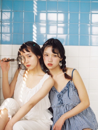 闺蜜姐妹花港风复古写真图片