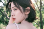 Tang Yixin's elegant and sexy photo in purple diamond suspender skirt