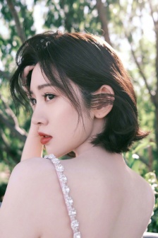 唐艺昕香芋紫碎钻吊带裙优雅性感写真