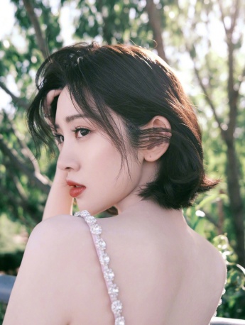 Tang Yixin's elegant and sexy photo in purple diamond suspender skirt