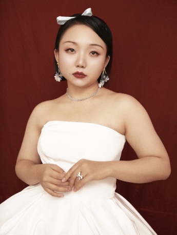 辣目洋子白色裹胸裙性感写真