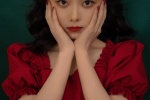 譚松韻泡泡袖紅裙復古優雅寫真