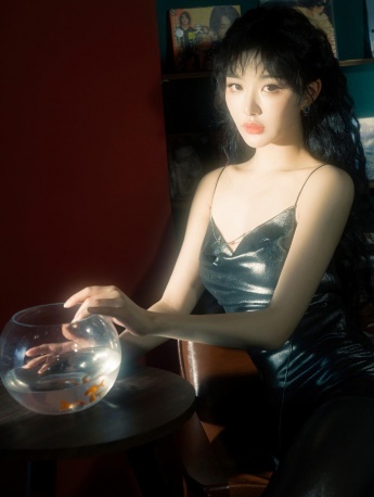 孔雪儿复古吊带裙大片