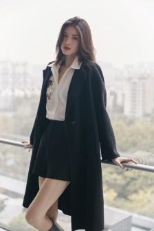 He Sui's fashionable and sexy photos in winter outfits